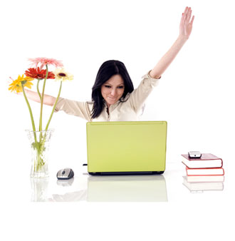 Attraktive Frau schaut in den Laptop und streckt die Arme in die Luft vor Freude